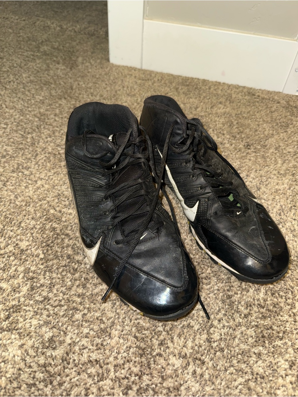 Nike Men’s Black and White Athletic Cleats